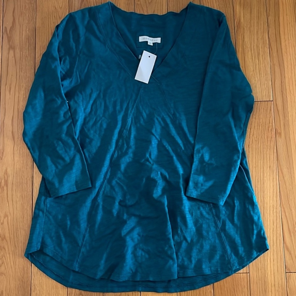 Mododoc Seamed V-Neck Tee - Picture 5 of 5